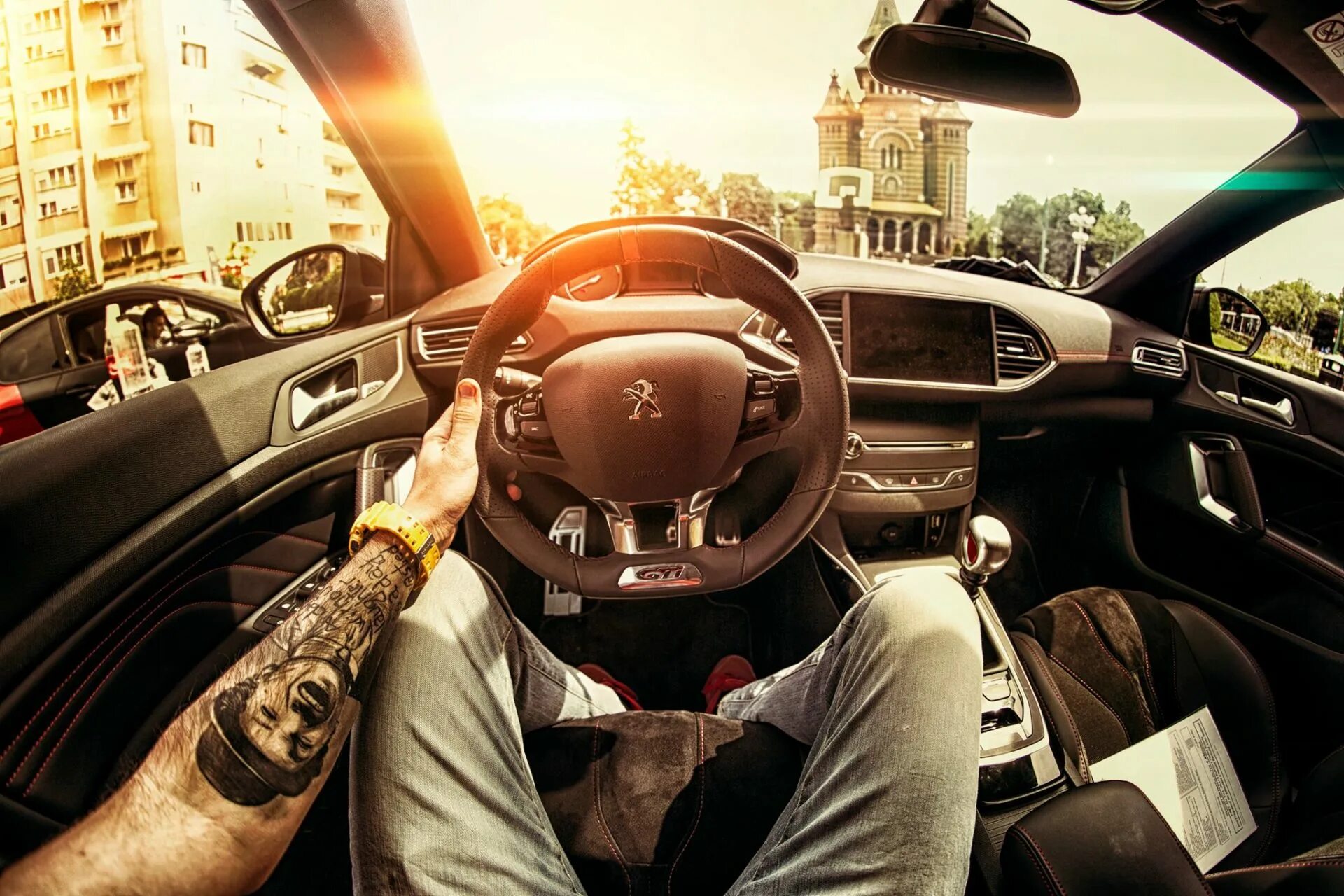 джейсон стэтхэм в машине. джейсон стэтхэм и его машины. человек рядом с машиной. джейсон стэтхэм машины его ягуар. цитаты про машину.