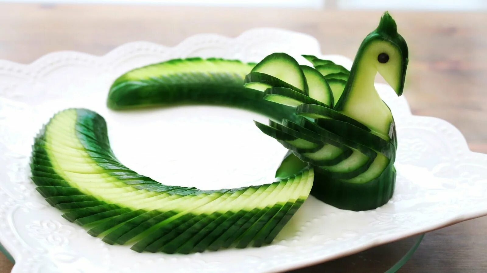 Крокодил из огурца карвинг. Как сделать дракончика из огурца. Поделка из огурца. Украшение из огурца. Карвинг из огурцов.