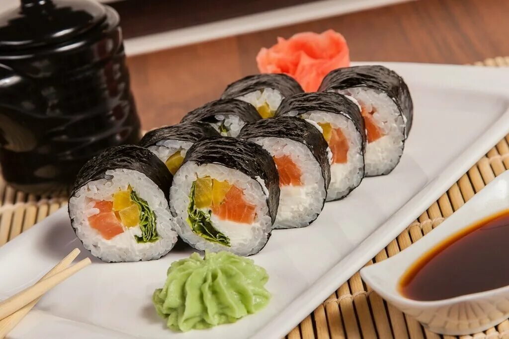 с чем сочетаются роллы. суши и роллы. с чем сочетаются роллы. комбо сет. роллы из бекона.