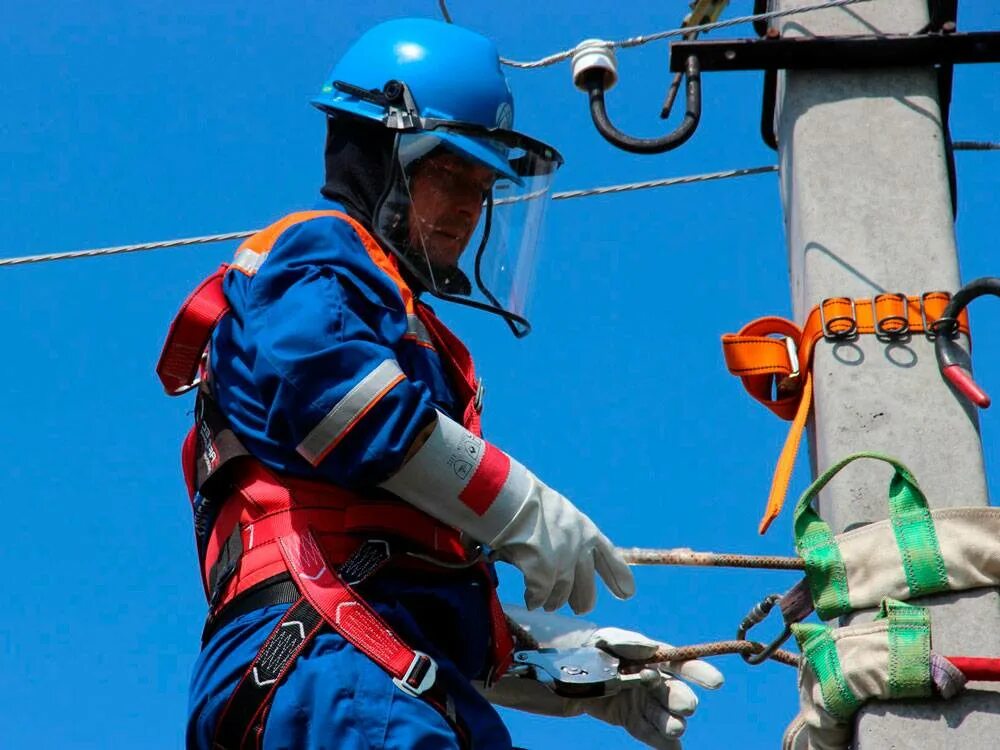 Электрик для презентации. Монтажник электрооборудования. Профессия электрик. Электрика. Профессии связанные с электрикой.