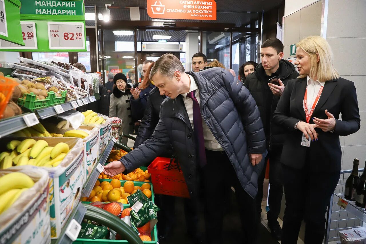 Магнит открытие. Магнит Ритейл. Магнит покупатели. Магазин магнит Казань открытие.