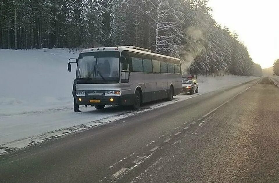 Рейсовый автобус новосибирск. Автобус. Автобус на трассе зимой. Рейсовый автобус. Пассажирский автобус.