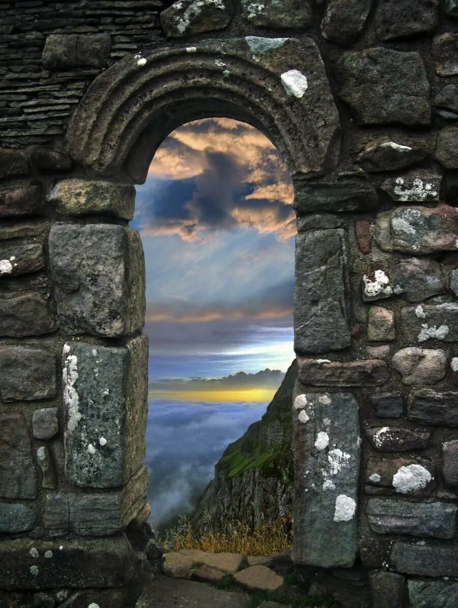 В замках были окна. Каменная арка замка. Окно в замке. Окно в старинном замке. Вид из окна замка.
