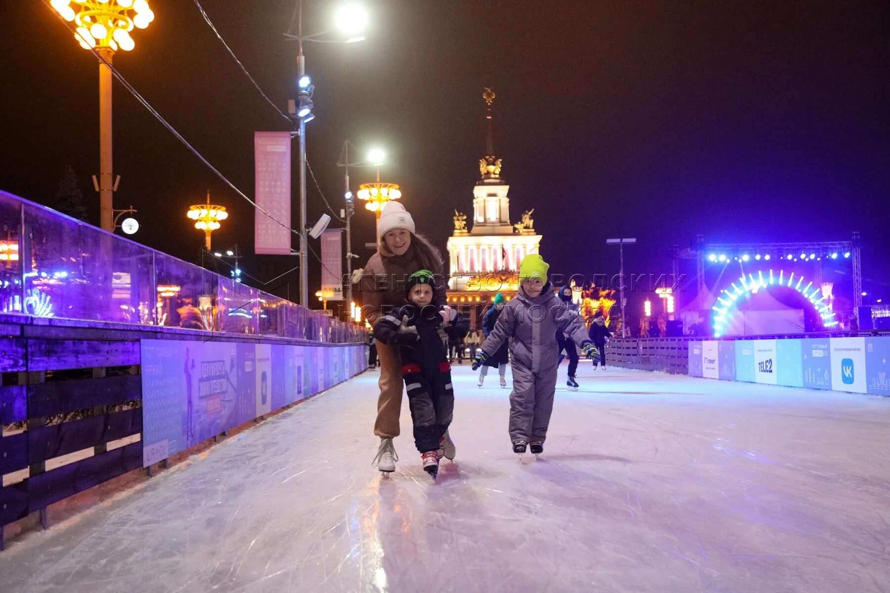 Каток ВДНХ. Открытые катки в Москве. Открытый каток в Москве. ВДНХ зимой. Выставка моя россия вднх 2024