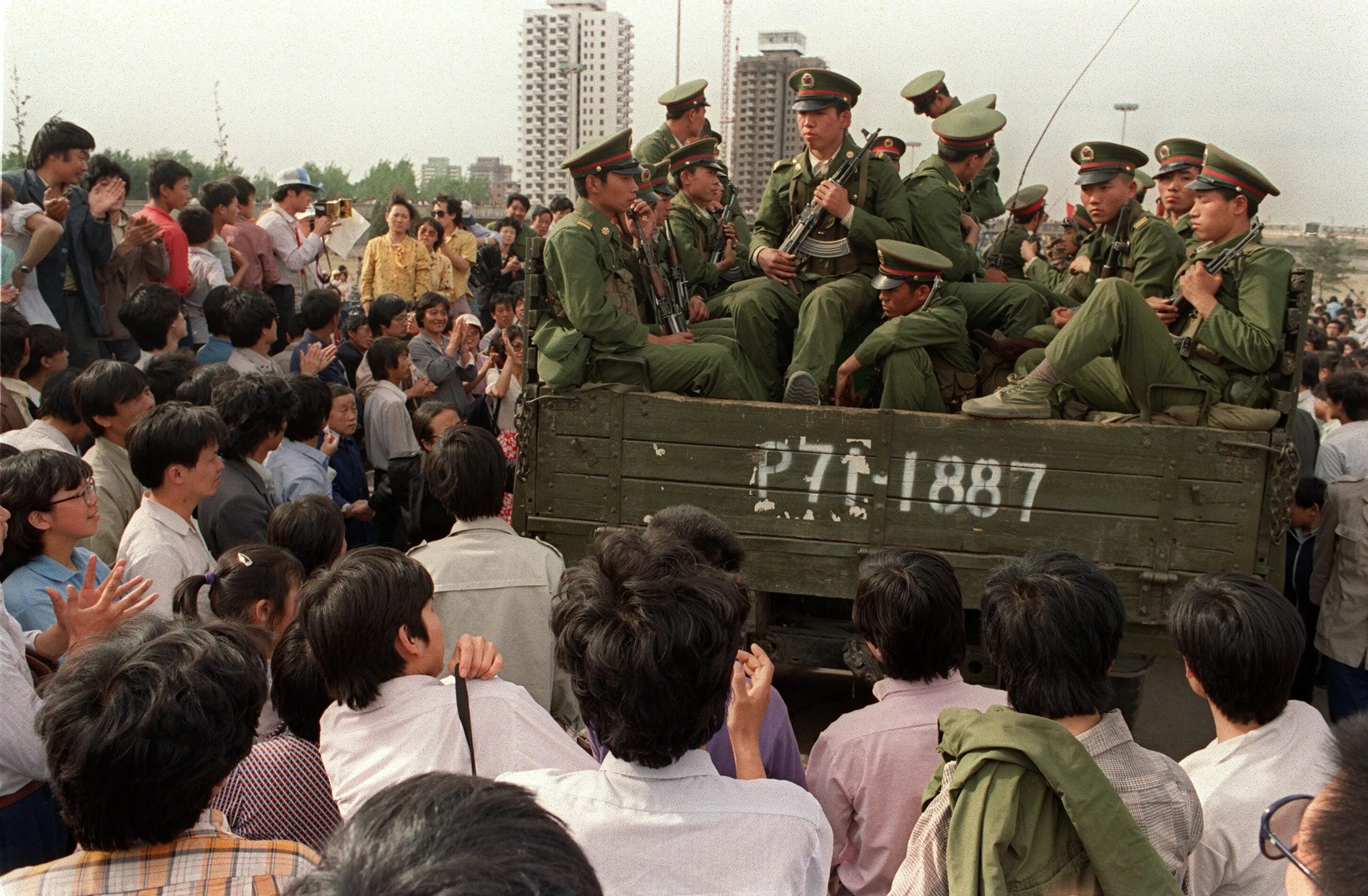 События на площади тяньаньмэнь. Китай площадь тяньаньмэнь 1989. 4 июня 1989 площадь тяньаньмэнь. тяньаньмэнь 1989 человек против танка.