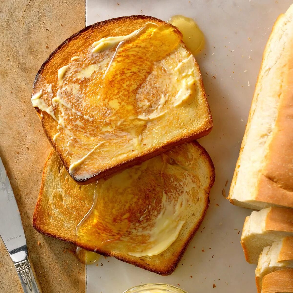 Honey toast. Хлеб с медом. Бутерброд с медом. Хлеб с маслом. Хлеб с маслом и медом.