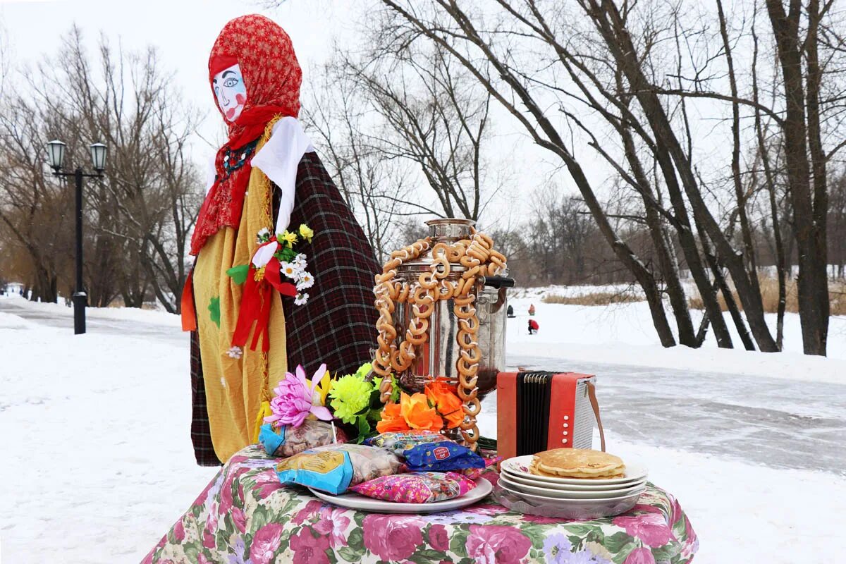украшение на масленицу в детском. украшаем витрину к масленице. чучело масленицы. украшения на масленицу для улицы. декор на масленицу.