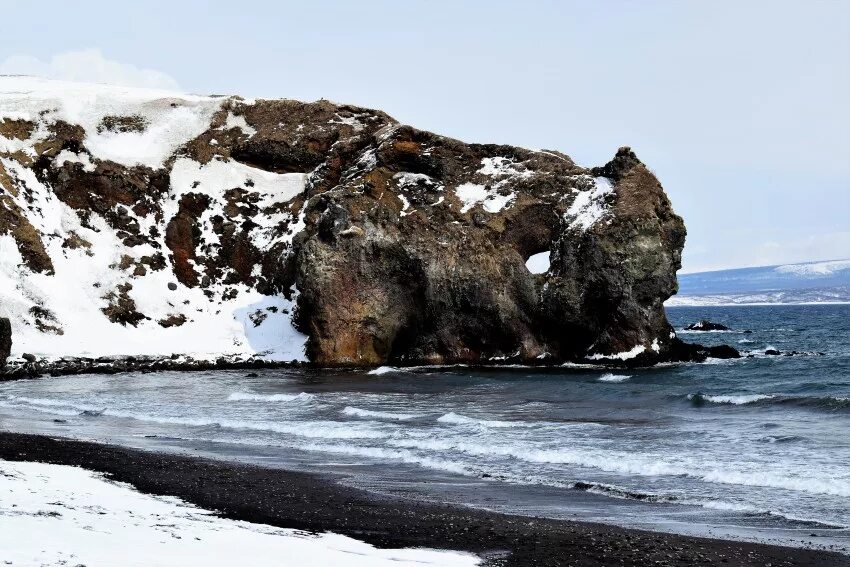 Село курил. Остров Итуруп поселок горный. Курильские острова остров Итуруп поселок. Остров Итуруп поселок Буревестник. Вулкан Буревестник Итуруп.