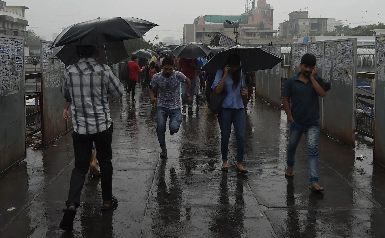 During rain. Температура в Индии сейчас. Климат Индии. Погода в Индии. Индия Ченнай наводнение после дождей.