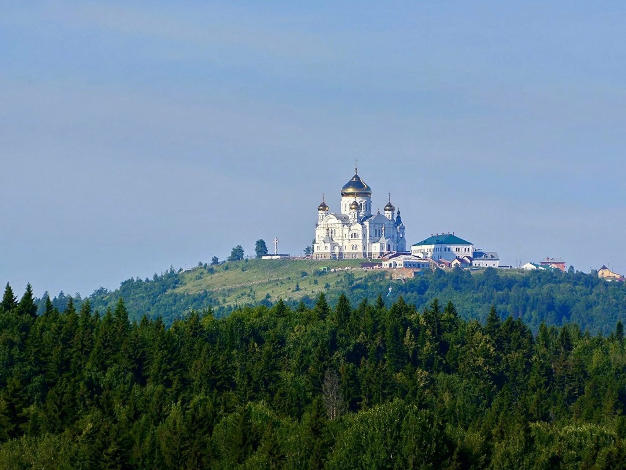 Д русская гора. Белая гора Пермский край монастырь. Уральский Афон Белогорский монастырь. Белогорский монастырь Кунгурский район. Пермский Белогорский монастырь лето.