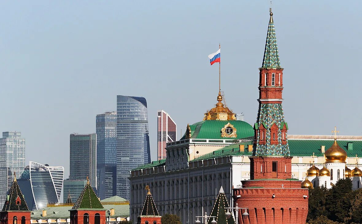Белый дом в кремле. Белый дом в кремле москва. кремль фото. кремль флаг.