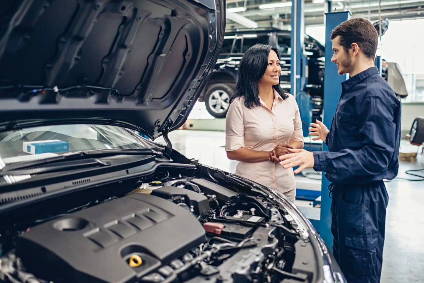 Sweety fox auto mechanic. Механик ждет клиентов. Техническое обслуживание сцены. Механик общается. Красивые пары машина механик.