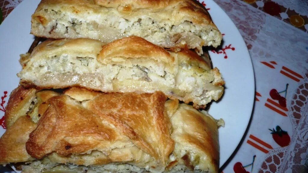 Рыбный пирог с сайрой и рисом. Пирожки из слоеного теста с рисом и яйцом. Пирог из сайры из слоеного тесто. Слоеное тесто сайра рис. Пирог с сайрой и рисом из слоеного теста.