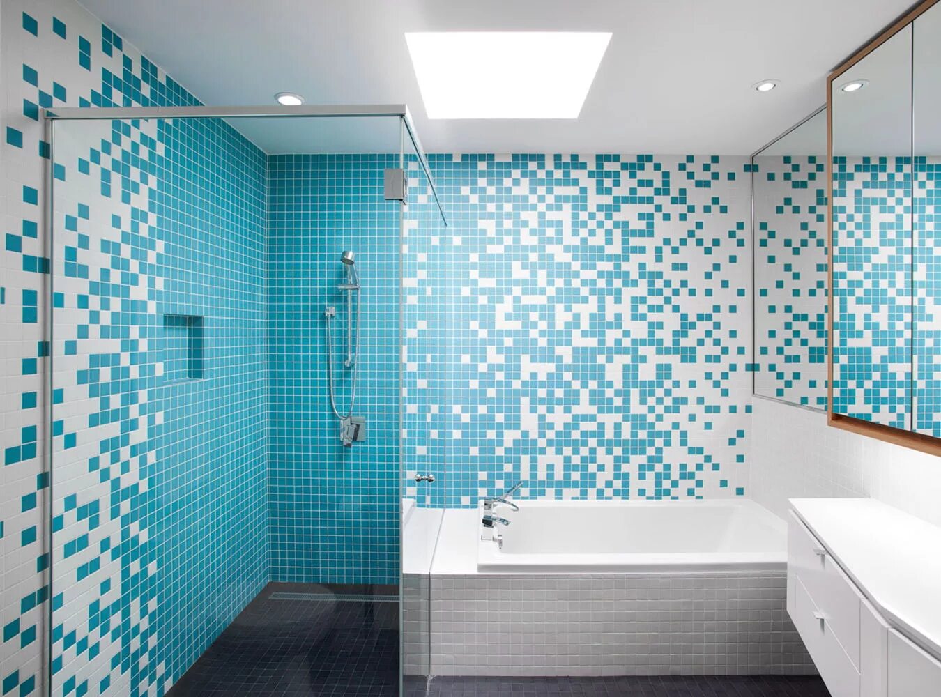 Ванна мозаикой фото. Мозаика в ванной комнате. Ванная с мозаикой. Ванная с мозаикой и плиткой. Ванная с мозаичной плиткой.
