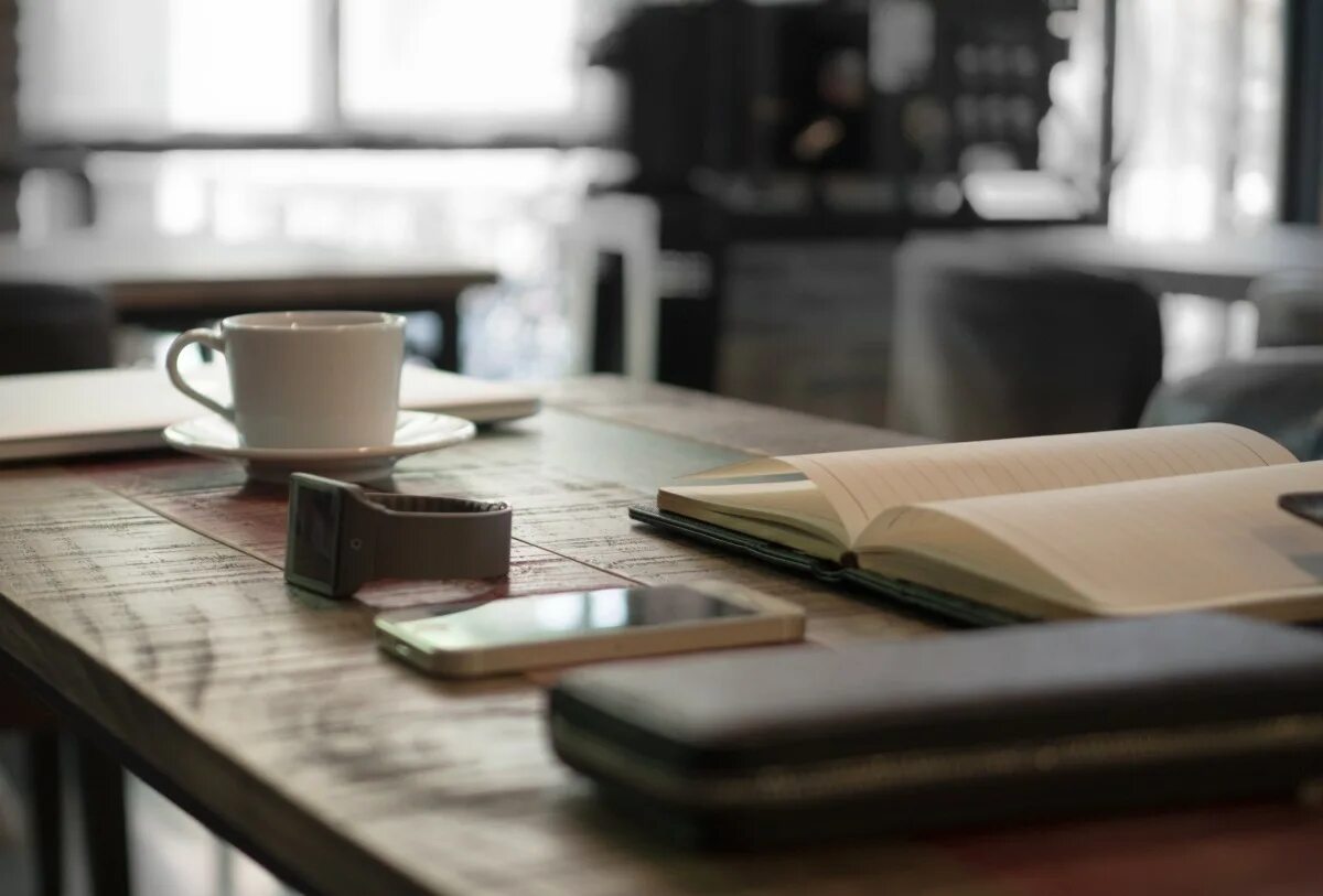 Комната стол с едой. Still on the table. Девушка накрывает н атсол. Предметы на столе. Still on the table.