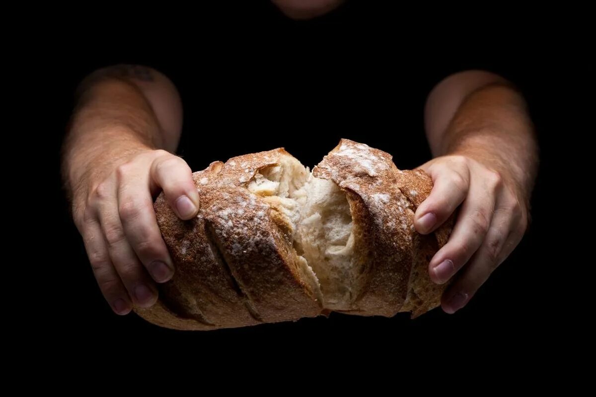 Хлеб земли человек. Хлеб. Отломанный хлеб. Хлеб в руках. Красивый хлеб.