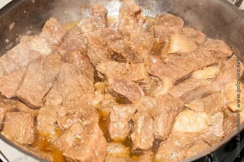 Тушим мясо с луком