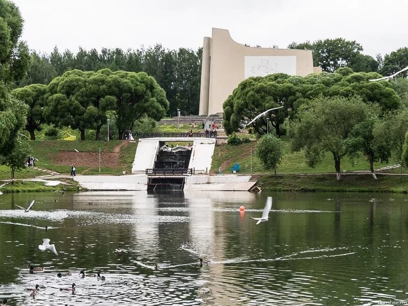 парк у диорамы киров. парк у цирка в кирове. парк у цирка киров. парк у диорамы киров. г киров парк кирова.