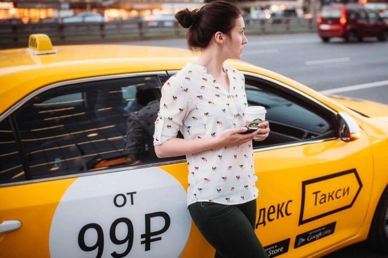 Автопарк такси. Lada largus такси. Автомобиль «такси». Машина "такси". Таксист в машине.