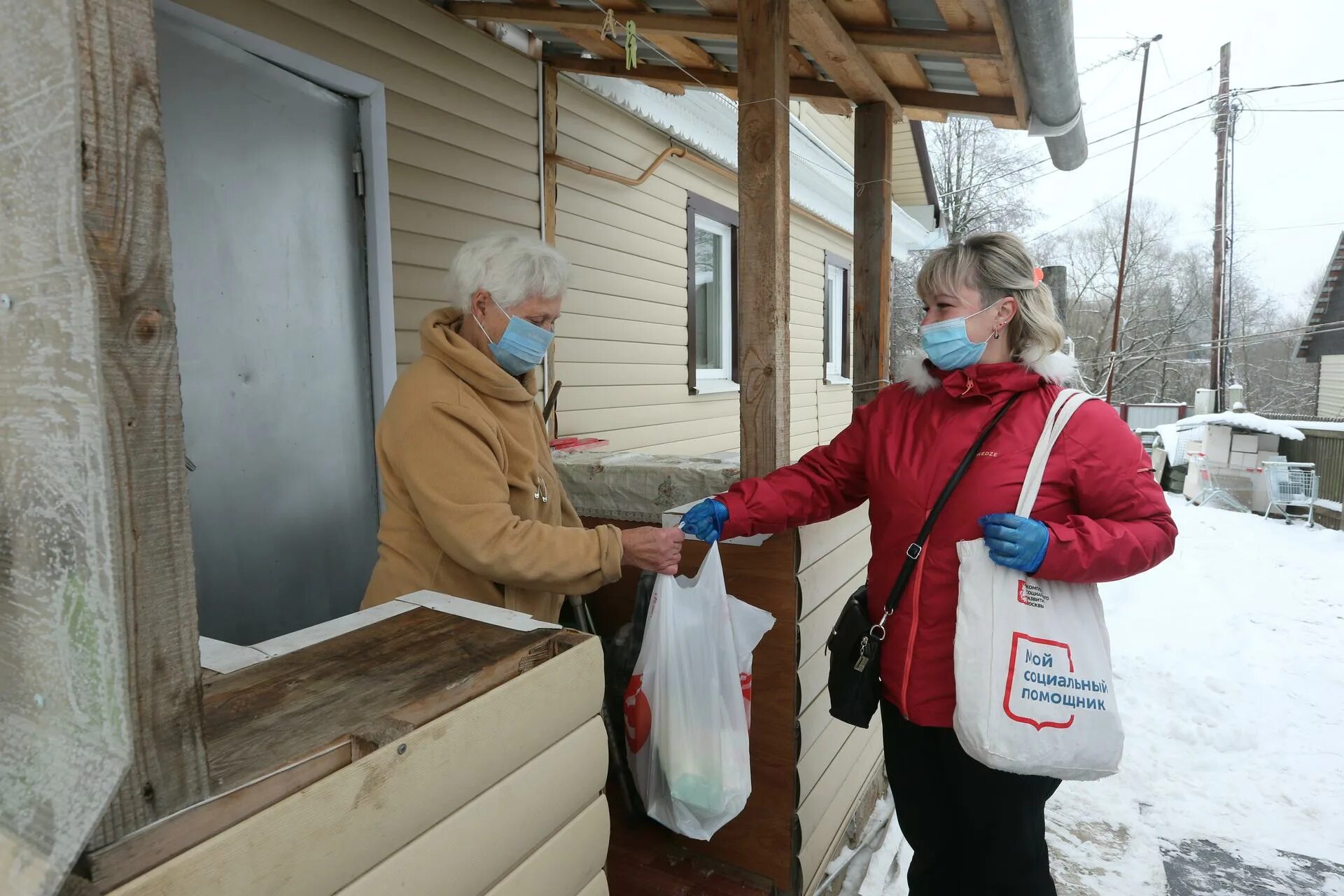 Помощь нуждающимся через. Волонтеры помогают пожилым людям. волонтеры которые помогают людям. помощь пожилым людям волонтерами. волонтеры помощь нуждающимся.