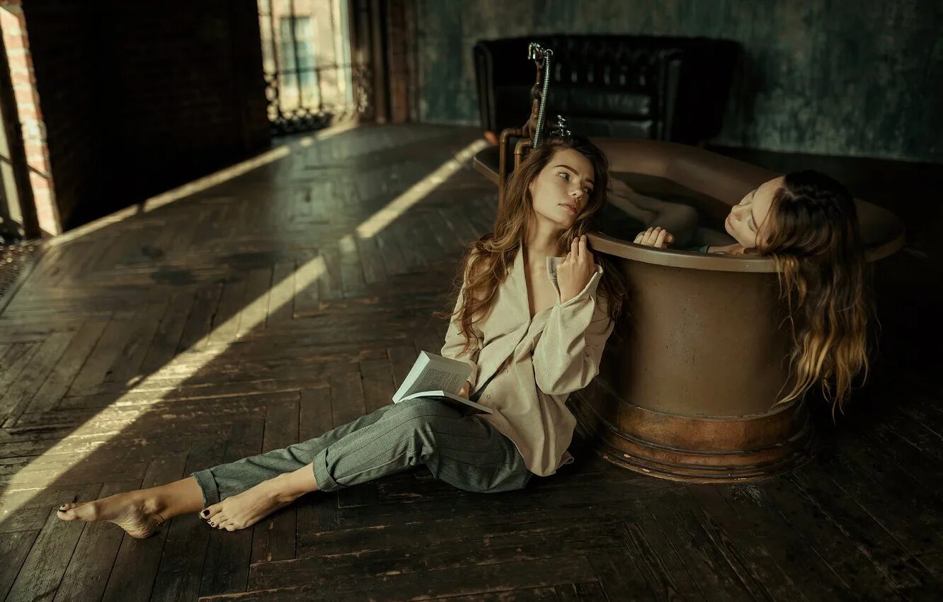 Девушка в подвале фильм 2021 постер. Девушка в подвале книга. Книга про йозефа фритцля. Катя мартынова исповедь узницы подземелья. Девушка на полу.