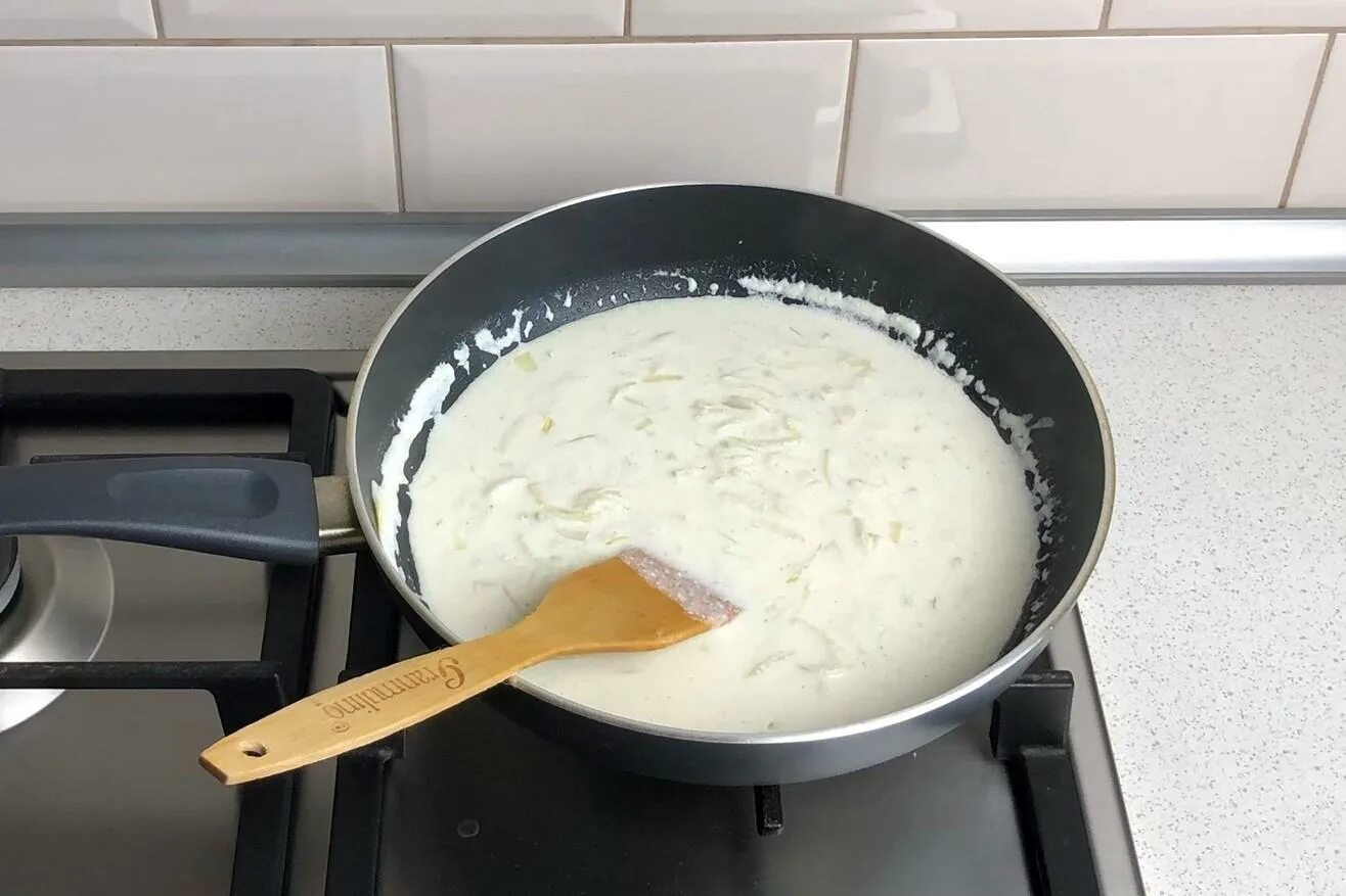 Сметанный соус на сковороде. Вливаем сливки в сковороду. Рис в сметанном соусе на сковороде. Сметанный подлив с рисом. Довести до кипения добавить