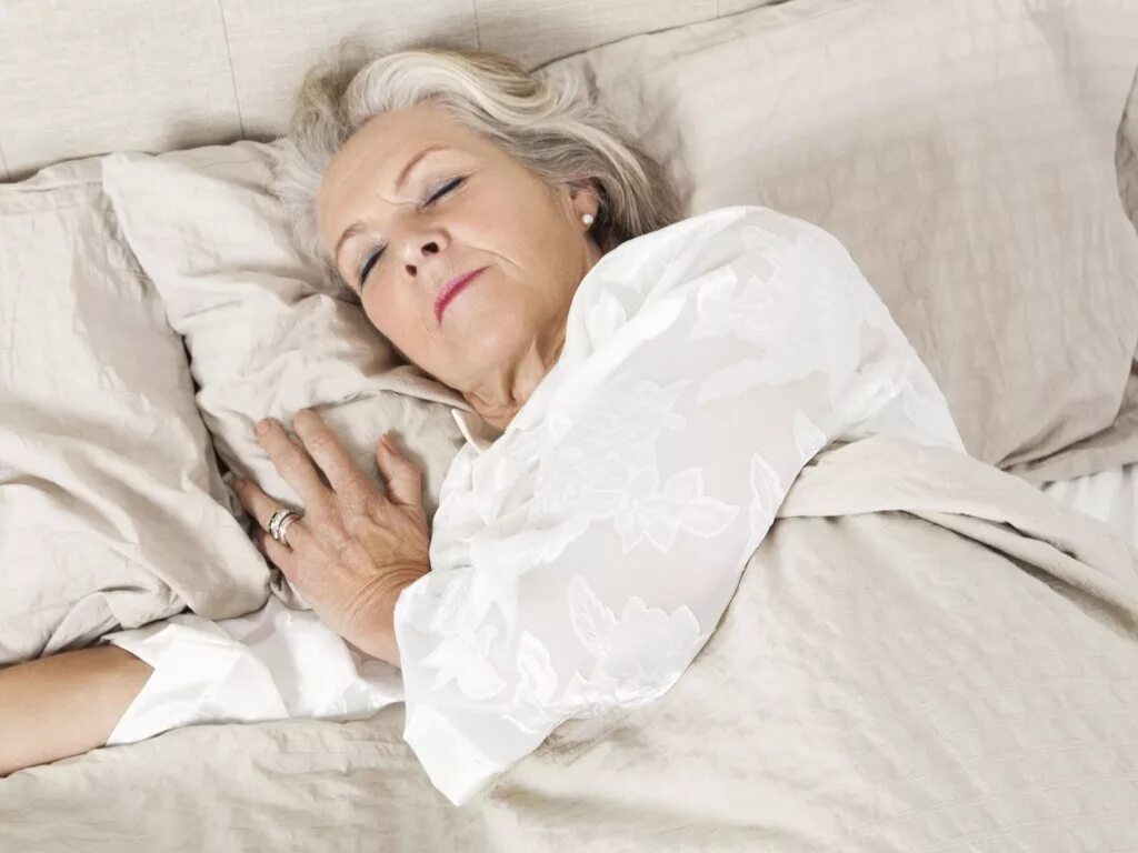 Почему пожилые много спят. Сон пожилых. Полноценный сон пожилых. Красивая пожилая женщина. Бессонница у пожилых.