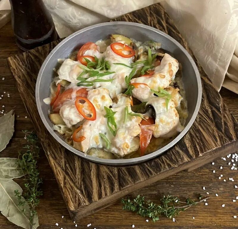 Рыба со шпинатом в сливочном соусе. Рыба со сливками и помидорами. Рыба со сливками и помидорами. Горбуша запеченная с помидором и сыром. Рыба со сливками и помидорами.