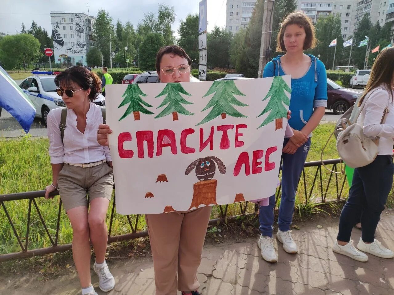 Дерево против рубки. Запрет вырубки леса. Листовка о защите леса. Плакат против вырубки деревьев. Листовка против вырубки леса.