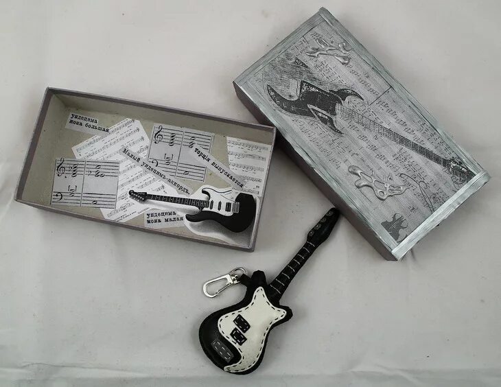 Обложка на паспорт для музыкантов. Что подарить подруге гитаристке. Подарок девушке музыканту. Чашка музыка. Сувениры для гитариста.