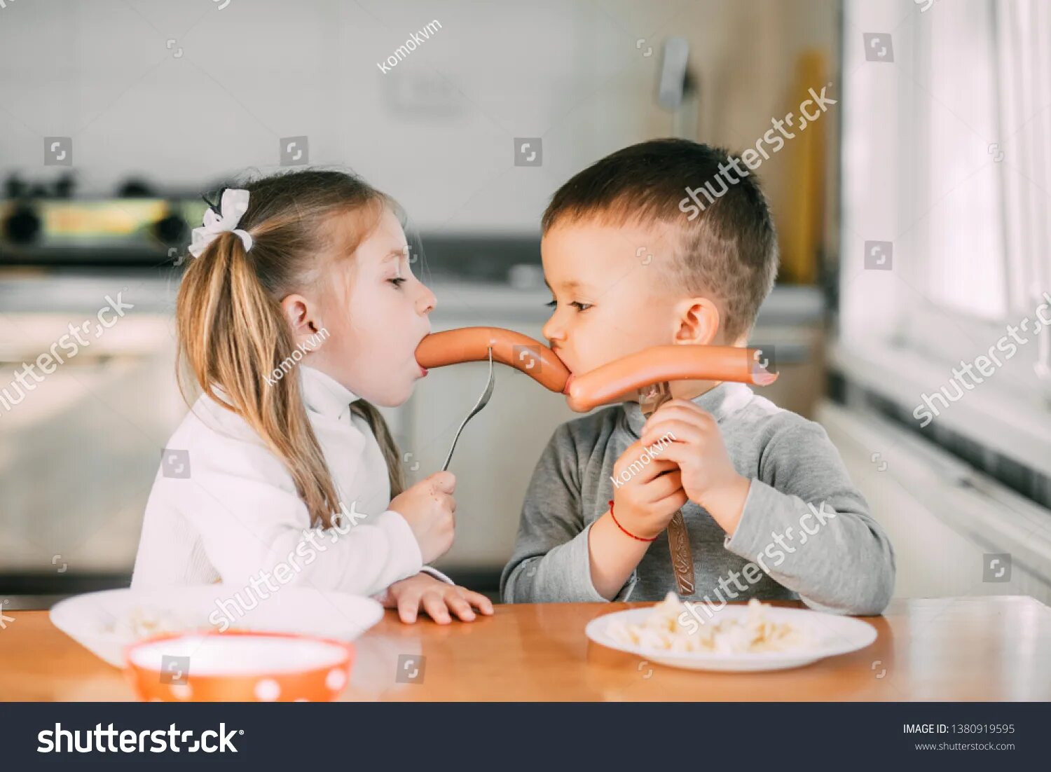 Licking boy girl. Семья ест колбасу. Семья ест сосиски. Сосиски для детей. Девочка ест сосиску.