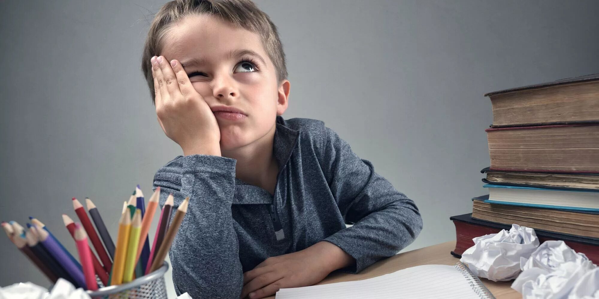 уставший студент. усидчивый ребенок. не хочу идти на учебу. усталый ученик. не хочу идти на учебу.