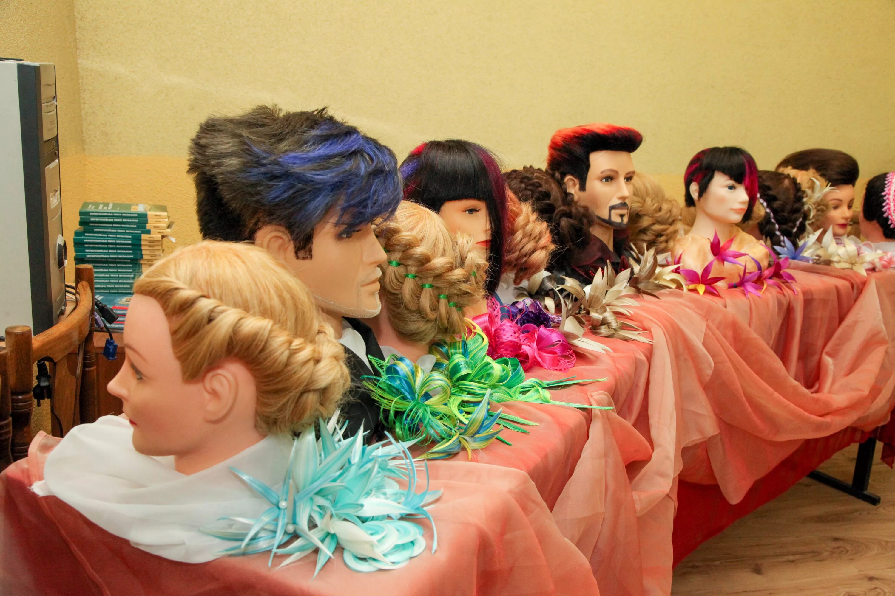 парикмахер ученик. занятие парикмахер. парикмахер колледж. урок парикмахерские. обучиться парикмахерскому искусству учебные центры.