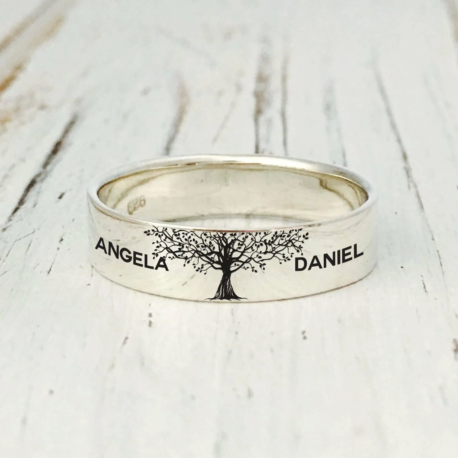 Оригинальная гравировка на кольце. Надписи на обручальных кольцах. Надписи на свадебных кольцах. Гравировка на обручальных кольцах. Гравюра на обручальных кольцах.