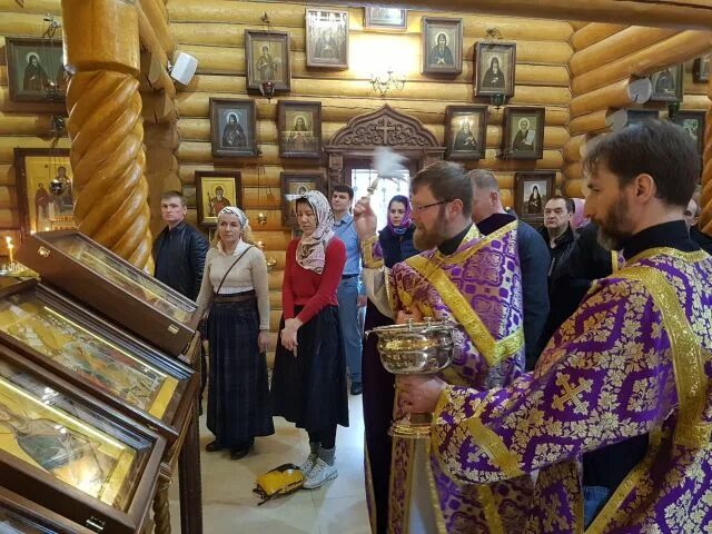 Киево печерских в черемушках. Храм Киево-Печерских отцов в Черемушках. Настоятель храма всех Киево-Печерских отцов в Черемушках. Храм Киево-Печерских отцов в Черемушках Масленица.