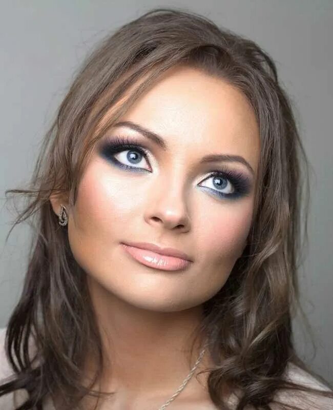 Макияж в голубых оттенках. Макияж для голубоглазых брюнеток. Оль слуцкая. Лёгкий макияж для голубых глаз. Одежда для голубых глаз.