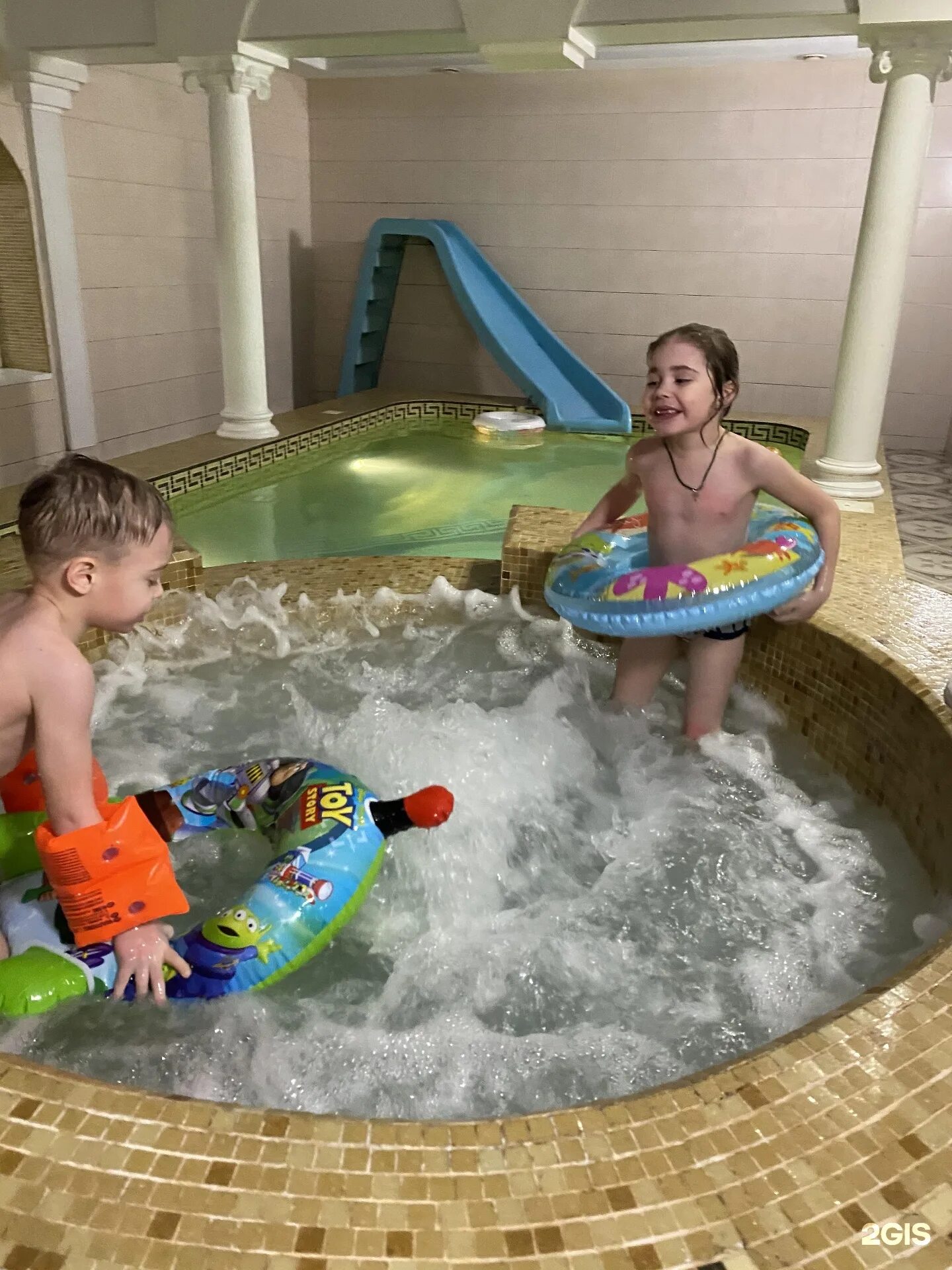 Баня с бассейном и горкой. Бассейн с детьми горки сауна. Аквапарк мореон термы. Бассейн с детьми горки сауна. Суворовские бани сауна тюмень.