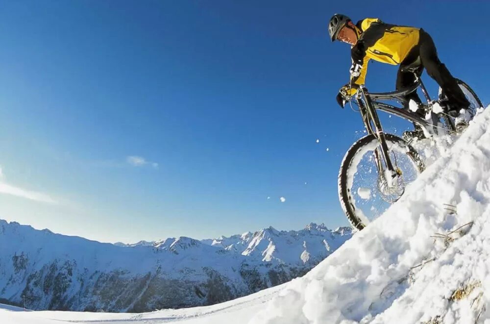велосипед для зимы. зимний велоспорт. зимний велоспорт. горный велосипед зимой. велосипедист зимой.