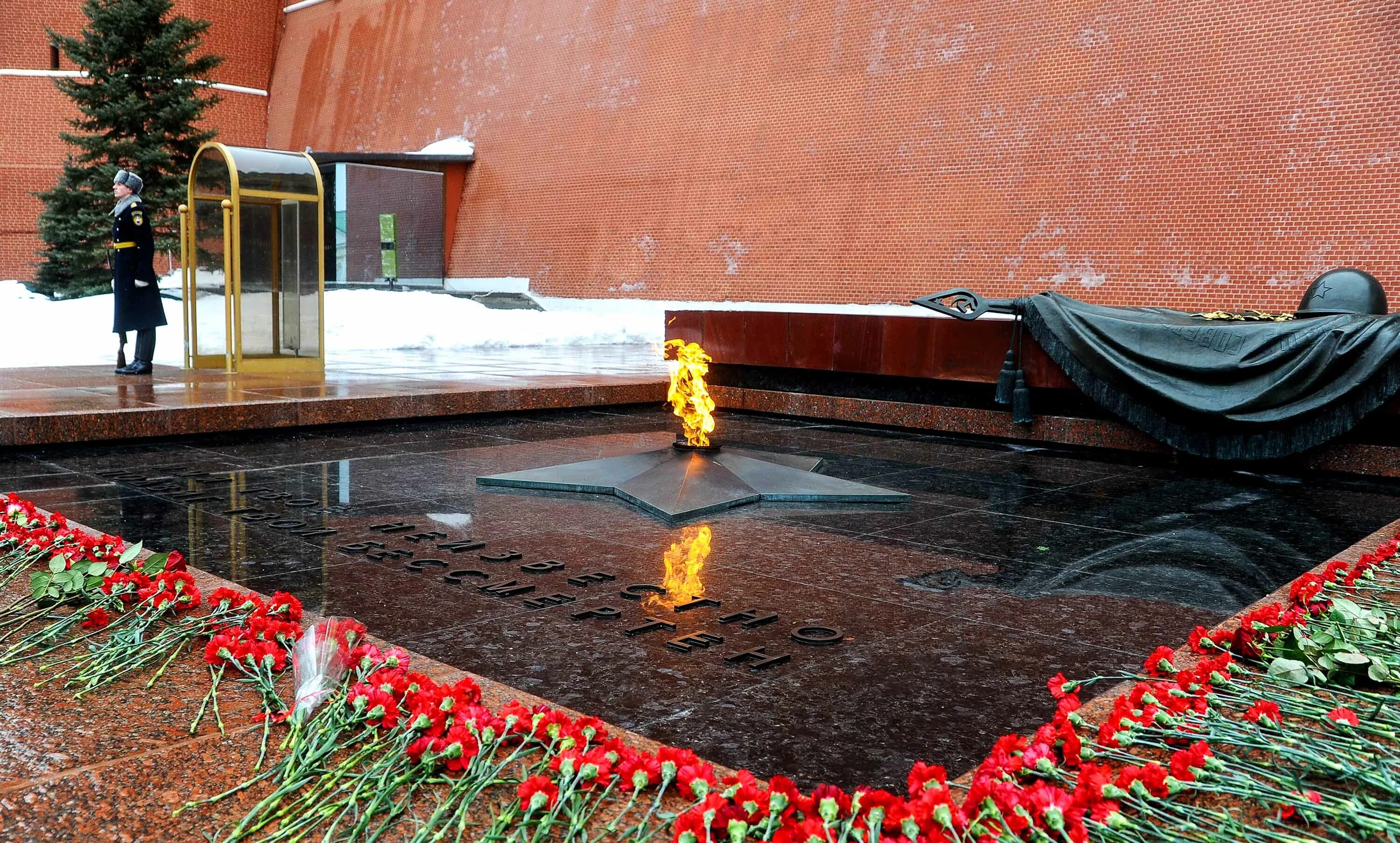 Москва вечный огонь могила неизвестного солдата. Мемориал могила неизвестного солдата в москве. Могила неизв солдата у кремлевской стены в москве. Могила неизвестного солдата у кремлевской стены в москве. Мемориал могила неизвестного солдата.