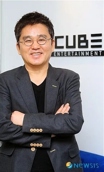 Владелец cube. Хон сын сон cube entertainment. директор куба интертеймент. директор компании hybe entartaemint. директор компании куб интертеймент.