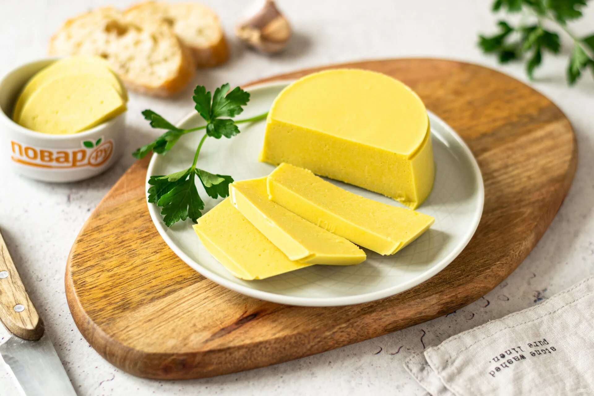 Сыр из молока. Миндальный сыр. Сыр из миндального молока. Сыр из растительного молока. Сыр из растительных ингредиентов.