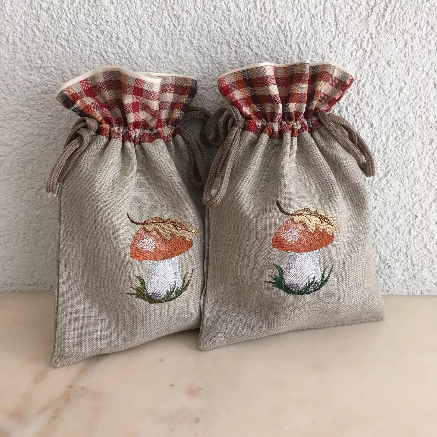 Мешочки с ароматными травами. Холщовый мешок для денег. Сшить мешочек. Мешочек для подарка из ткани. Поделки из мешковины.