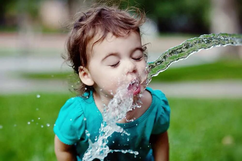 Ребенок пьет воду. Ребенок пьет чистую воду. Люди пьют воду лето. Вода и человек. Мама хочу пить