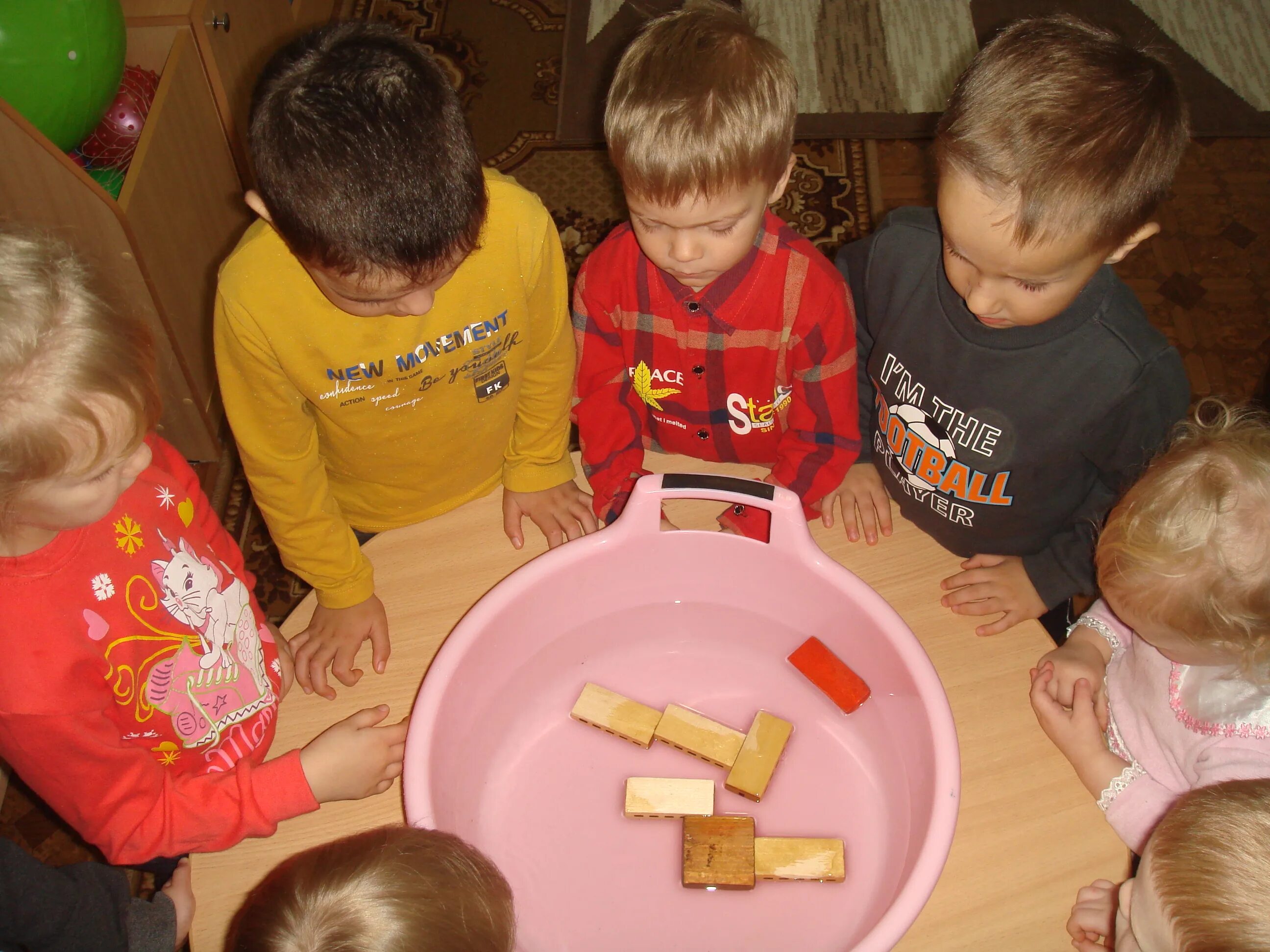 Конструирование в младшейигруппе. Деревянная маленькая брусок. Конструирование в младшей группе детского сада. Деревянный брусочек 2 младшая группа конспект. Мебель из кубиков.