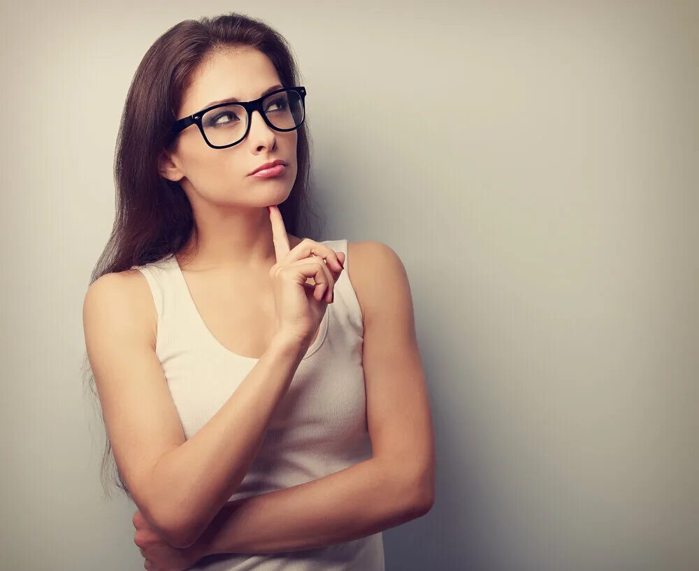 Женщина размышляет. Девушка задумалась. Девушка задумалась. Задумчивая девушка. Девушка думает.