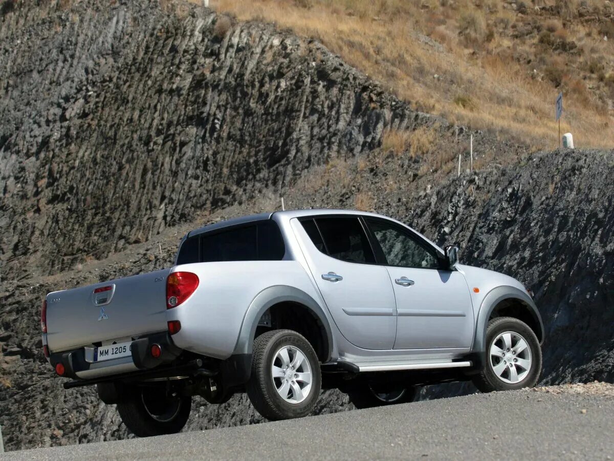 Mitsubishi l200 2005. Mitsubishi l200 4 поколение. Митсубиси л200. Митсубиси л200 4 поколения. Пикап Митсубиси l200.