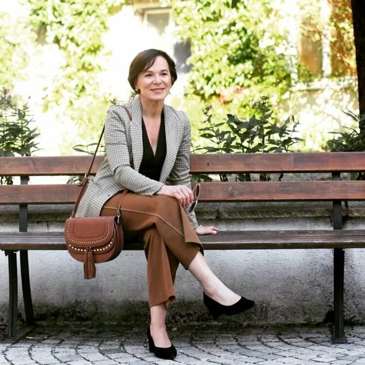 Продавщица пенсионерка. Мужчина 57 лет. Пожилая женщина за компом. Увольнение. Женщина в возрасте за компьютером.