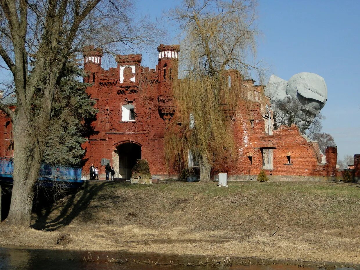 Холмские ворота Брестская крепость. Холмские ворота символ Брестской крепости. Мемориальный комплекс Брестская крепость-герой. Крепость герой Брест.