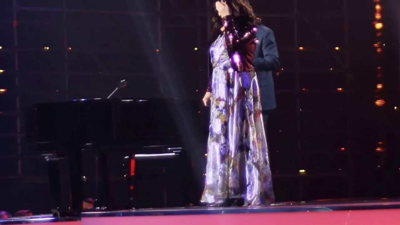 Вечер софии ротару. София ротару на первом 2021. Руслан квинта и софия ротару. София ротару надпись. Ротару новогодний вечер караоке.