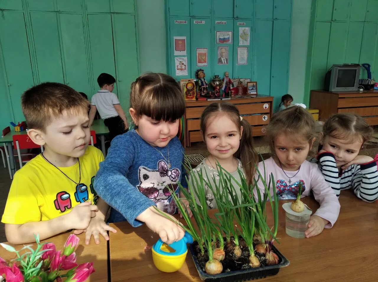 Сажаем лук в детском саду